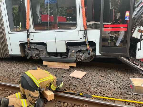 FW-E: Nachbarschaftliche Hilfe nach schwerem Straßenbahnunfall in Gelsenkirchen - Feuerwehr Essen unterstützt mit Spezialkräften