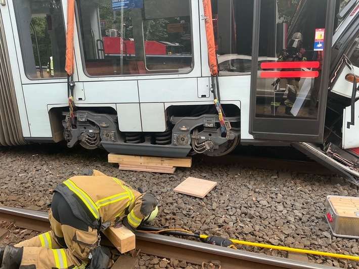FW-E: Nachbarschaftliche Hilfe nach schwerem Straßenbahnunfall in Gelsenkirchen - Feuerwehr Essen unterstützt mit Spezialkräften