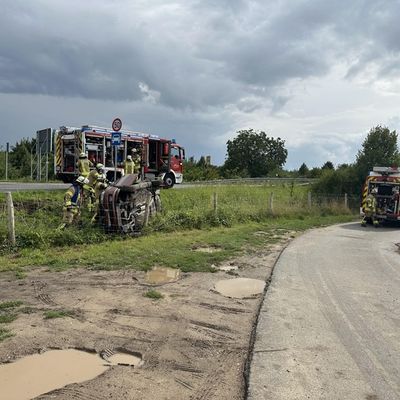 FW Weinheim: Verkehrsunfall auf der Kreisverbindungsstraße, Pkw landet auf der Seite