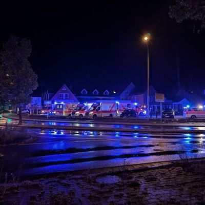 FW-ROW: Brennt Keller in Mehrfamilienhaus - mehrere Personen aus dem Gebäude durch die Feuerwehr gerettet