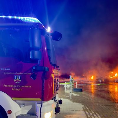 FW-OLL: Zwei Lkw auf Firmengelände in Vollbrand - Gefahr durch berstende Reifen