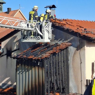 KFV-CW: Holzlager geht in Flammen auf / Backhaus und Feuerwehrmagazin blieben verschont