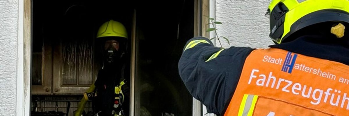 Feuerwehr MTK: Küchenbrand in Okriftel: Wohnung nicht mehr bewohnbar