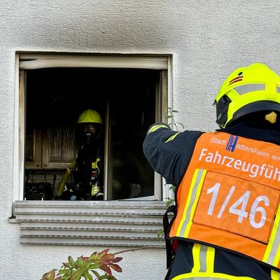 Feuerwehr MTK: Küchenbrand in Okriftel: Wohnung nicht mehr bewohnbar