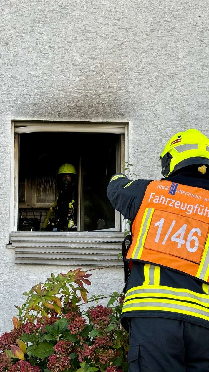 Feuerwehr MTK: Küchenbrand in Okriftel: Wohnung nicht mehr bewohnbar