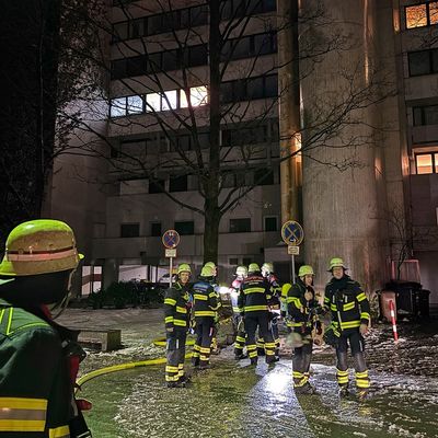FW-M: Ein Toter nach Brand in Hochhaus (Olympisches Dorf)