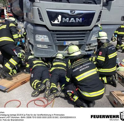 FW-M: Fahrradfahrerin von Lkw überrollt und eingeklemmt (Laim)