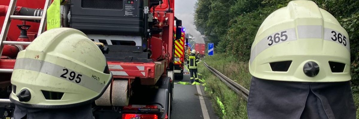 FW-MH: Brennender LKW auf der BAB40 in Höhe der Abfahrt Mülheim-Heißen