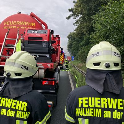 FW-MH: Brennender LKW auf der BAB40 in Höhe der Abfahrt Mülheim-Heißen