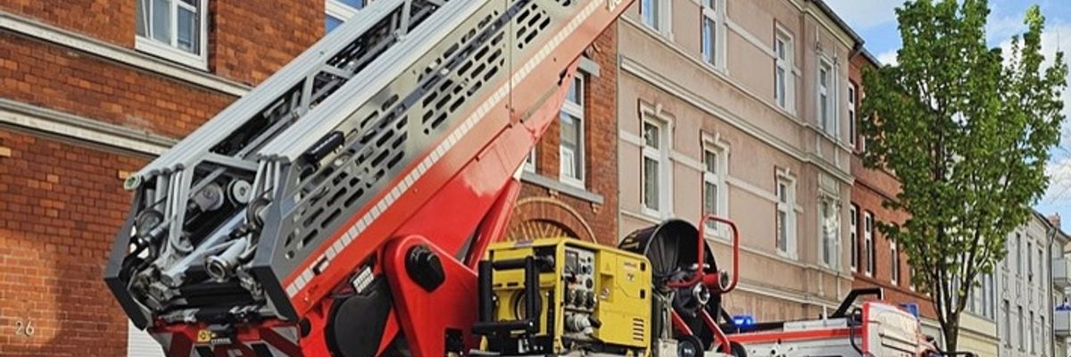 FW-E: Wohnungsbrand mit umfangreicher Menschenrettung in Essen-Steele - fünf Personen verletzt