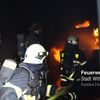 FW Witten: Brand in Herbede, Rauch steigt aus Gebäude, gleichzeitig Gasaustritt im Zentrum.