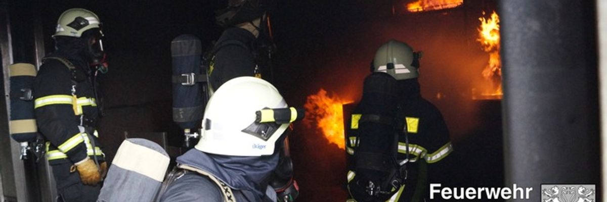 FW Witten: Brand in Herbede, Rauch steigt aus Gebäude, gleichzeitig Gasaustritt im Zentrum.