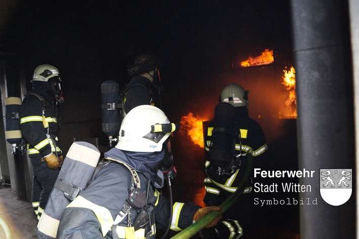 FW Witten: Brand in Herbede, Rauch steigt aus Gebäude, gleichzeitig Gasaustritt im Zentrum.