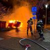 FW-AUR: Brennender Unterstand bedroht Gebäude