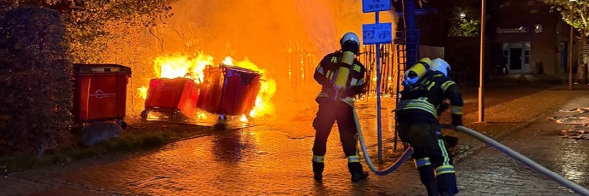 FW-AUR: Brennender Unterstand bedroht Gebäude