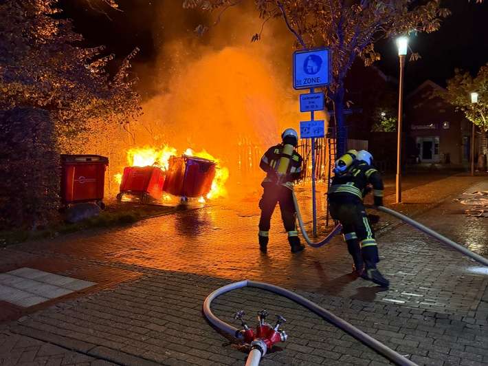 FW-AUR: Brennender Unterstand bedroht Gebäude