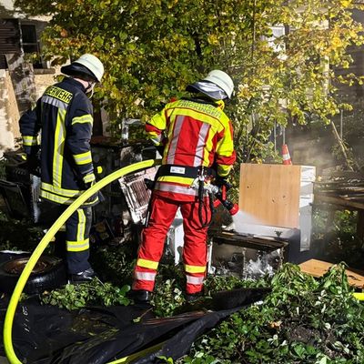 KFV Bodenseekreis: Küchenbrand in Altheim: Feuerwehr rettet Bewohner über Leiter