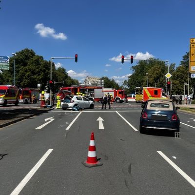 FW-Velbert: Verkehrsunfall mit zwei Pkw am Willi-Brandt-Platz