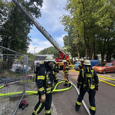 FW-Erkrath: Wohnungsbrand in Mehrfamilienhaus mit umfangreicher Menschenrettung - Acht Verletzte, davon drei leichtverletzte Feuerwehrangehörige