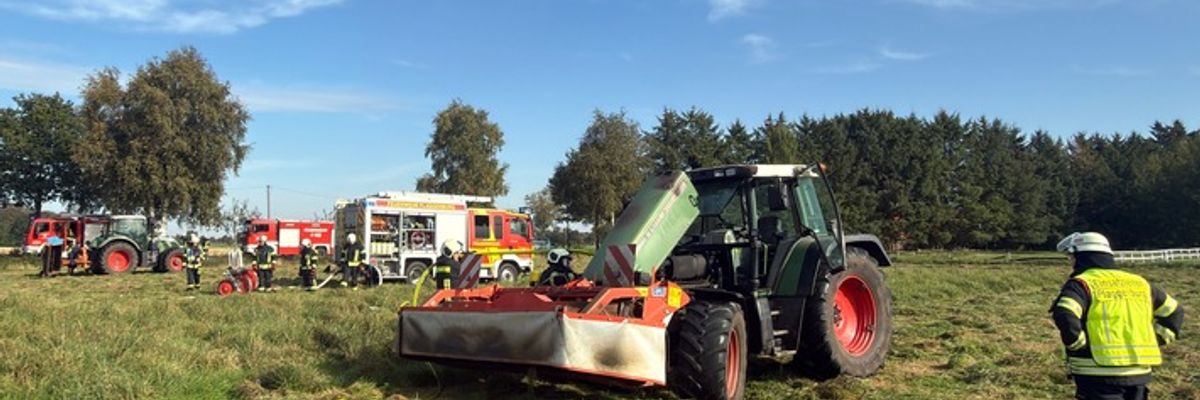 FW-AUR: Motorraum eines Schleppers in Flammen
