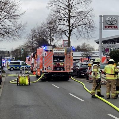 FW-GL: Feuerwehr rettet zwei Kinder bei Hochhausbrand im Stadtteil Gronau - Eine Person schwer und fünf leicht verletzt. 55 betroffene Personen betreut