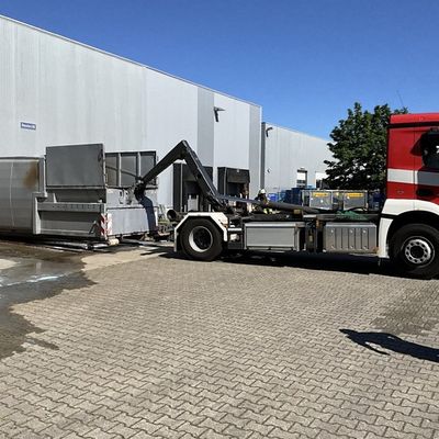 FW-NE: Feuer an einer Gewerbehalle | Brennender Presscontainer abgelöscht