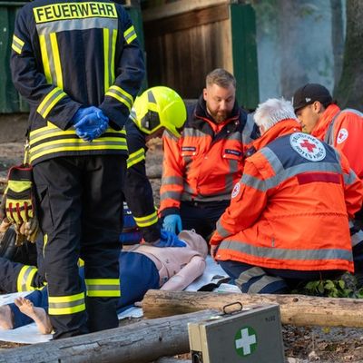 FW Flotwedel: Brennende Jagdhütte in Offensen - Löschzug Wienhausen probt den Ernstfall