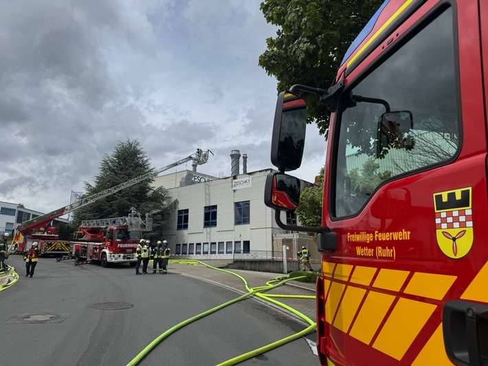 FW-EN: Großbrand in Wetter (Ruhr): Ennepe-Ruhr-Kreis demonstriert eindrucksvoll Zusammenhalt und Leistungsfähigkeit