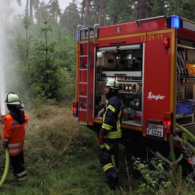 FW Lüchow-Dannenberg: +++ Waldbrandübung in Lüchow-Dannenberg +++ Feldbrand bei Clenze breitet sich aus +++ Insgesamt 8ha Waldgebiet betroffen +++ Feuerwehr hat Probleme mit engen und zugewachsenen Wegen +++