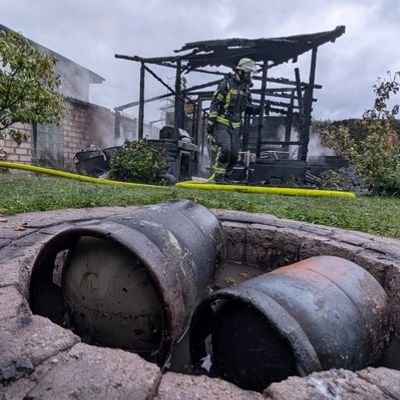 FW-WRN: Brand eines Gartenhauses drohte auf Wohnhaus überzugreifen