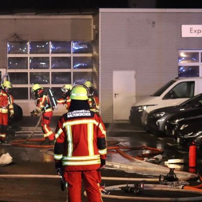 FW-SE: Feuer zweier PKW sowie einem Transporter an einem Autohaus in Kaltenkirchen