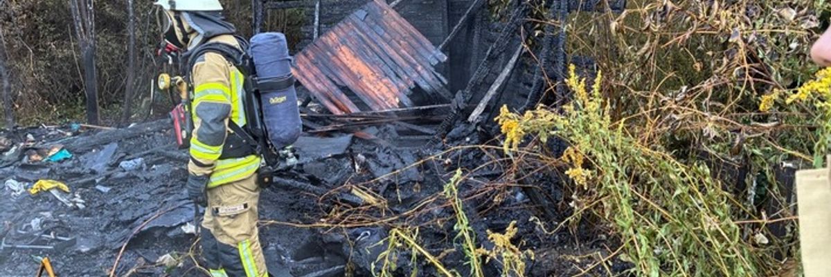FW Bremerhaven: Gartenlaube in Vollbrand - einer Person verletzt