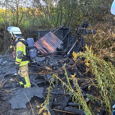 FW Bremerhaven: Gartenlaube in Vollbrand - einer Person verletzt