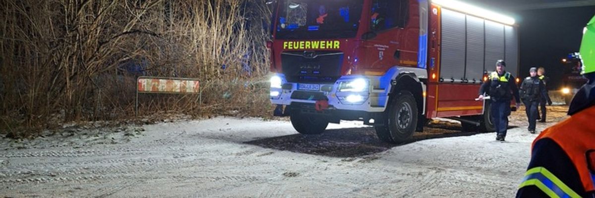 FW-ROW: Schwerer Bahnunfall während laufendem Autobahneinsatz