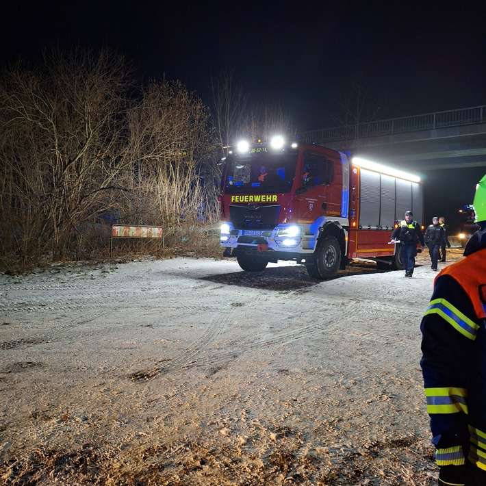 FW-ROW: Schwerer Bahnunfall während laufendem Autobahneinsatz