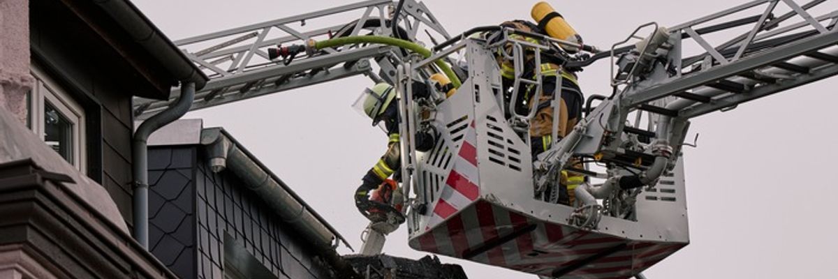 FW-E: Dachstuhlbrand in Essen-Kray - Gebäude unbewohnbar