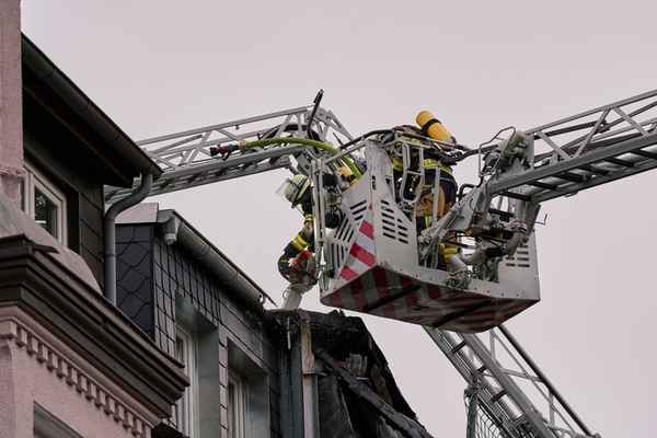 FW-E: Dachstuhlbrand in Essen-Kray - Gebäude unbewohnbar