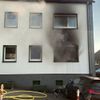 FW-E: Ausgedehnter Zimmerbrand in einem Mehrfamilienhaus - zwei Personen retten sich auf einen Balkon