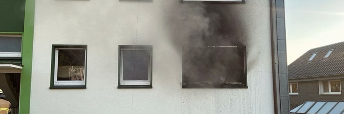 FW-E: Ausgedehnter Zimmerbrand in einem Mehrfamilienhaus - zwei Personen retten sich auf einen Balkon
