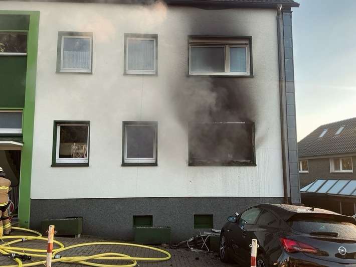 FW-E: Ausgedehnter Zimmerbrand in einem Mehrfamilienhaus - zwei Personen retten sich auf einen Balkon