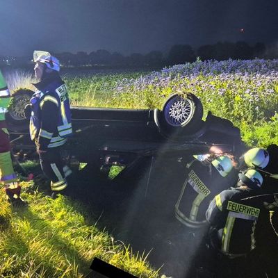 FW Ense: Verkehrsunfall - PKW auf Dach