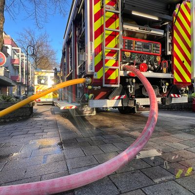 FW Horn-Bad Meinberg: Zimmerbrand mit zwei verletzten Personen - Wohnung unbewohnbar