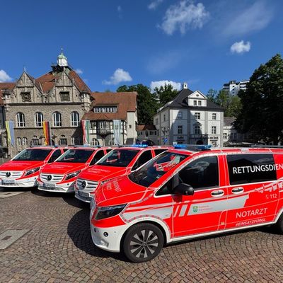 FW-GL: Feuerwehr Bergisch Gladbach stellt vier neue Notarzteinsatzfahrzeuge in Dienst - Moderne Technik für eine leistungsfähige Notfallversorgung