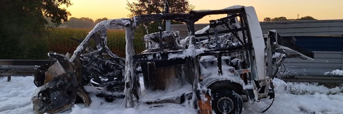 FW-ROW: Kleintransporter mit Gefahrstoffen explodiert auf Autobahn