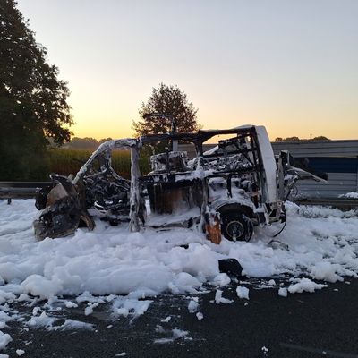 FW-ROW: Kleintransporter mit Gefahrstoffen explodiert auf Autobahn
