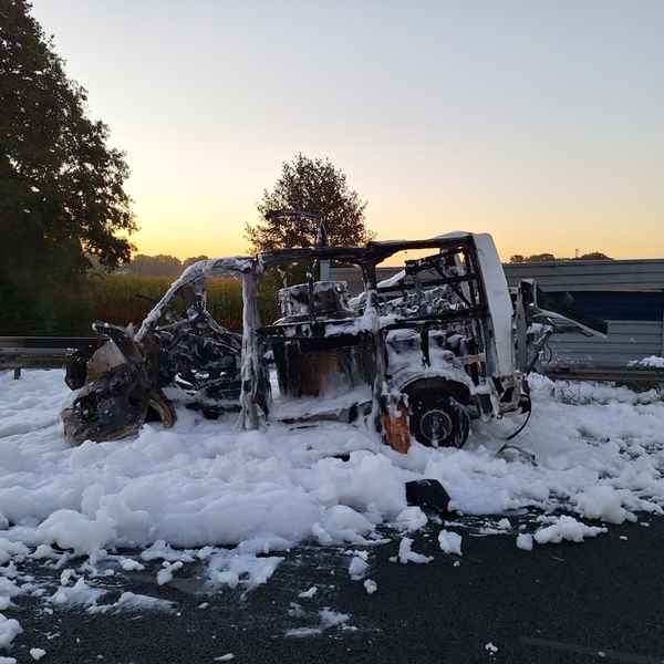 FW-ROW: Kleintransporter mit Gefahrstoffen explodiert auf Autobahn