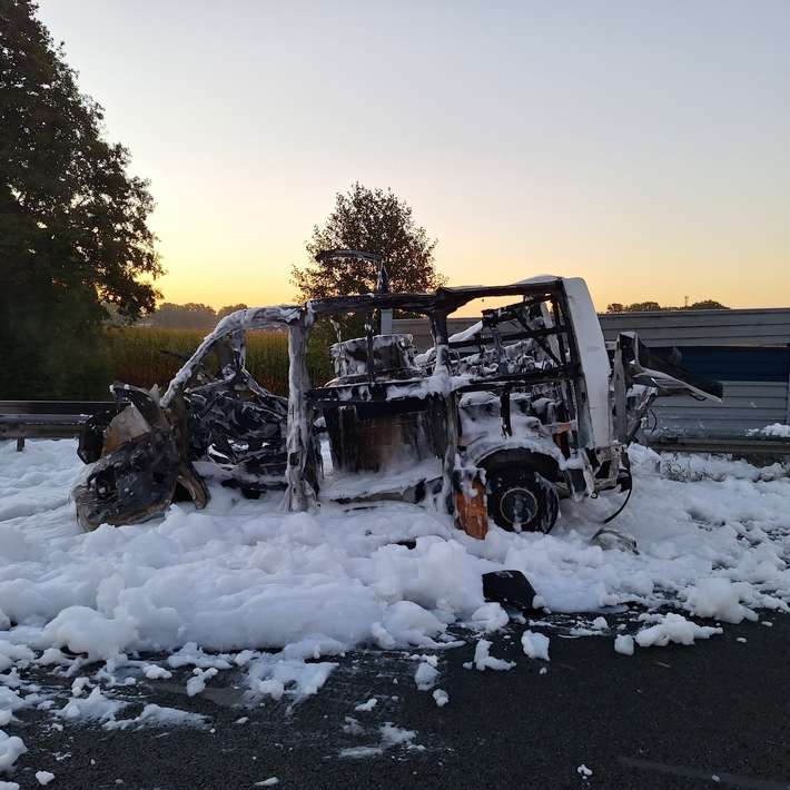 FW-ROW: Kleintransporter mit Gefahrstoffen explodiert auf Autobahn