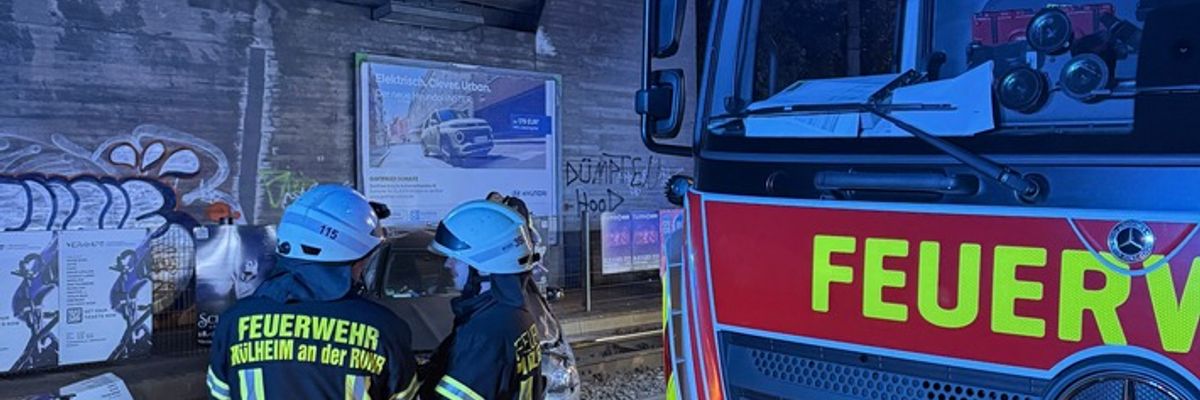 FW-MH: PKW nach Überschlag in Gleisbett gelandet