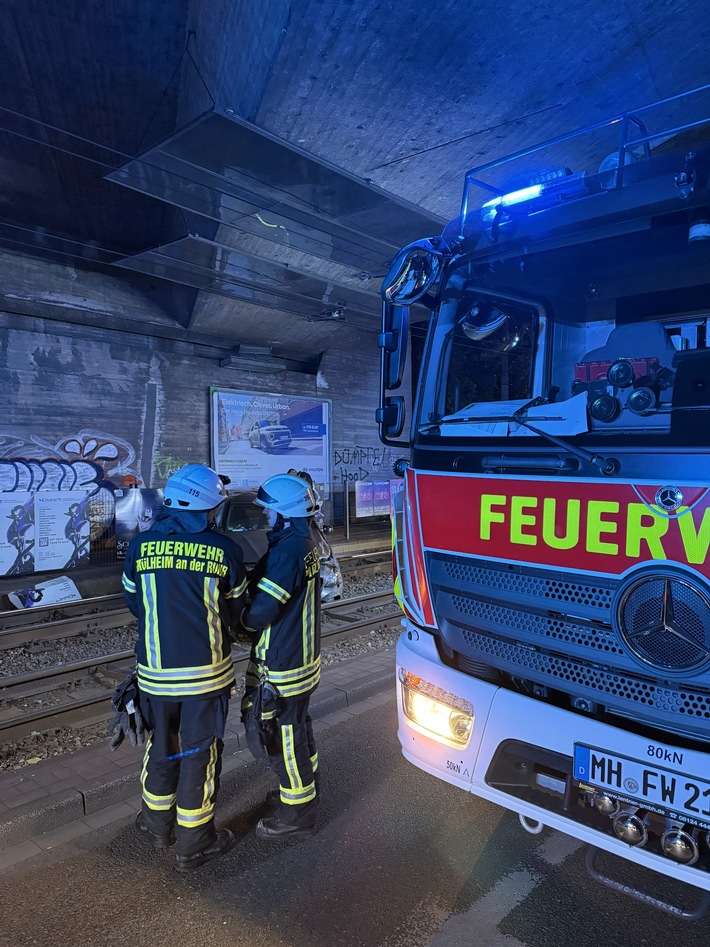 FW-MH: PKW nach Überschlag in Gleisbett gelandet