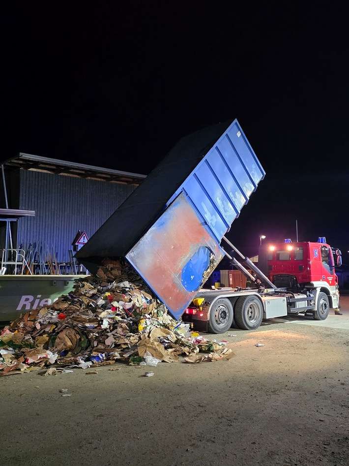 FW-Radolfzell: Brand in Presscontainer eines Supermarktes